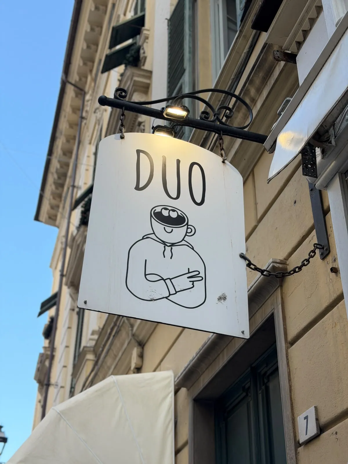 L’insegna del Duo Bar, nel centro storico di Albenga